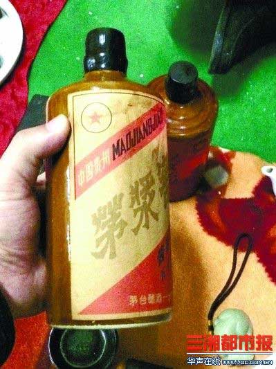 在長沙天心閣收藏市場上銷售的老酒。 記者 梁興 攝