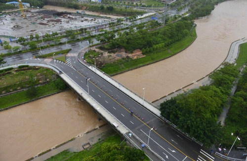 5月11日，深圳龍華文化廣場(chǎng)旁的河道水位暴漲。