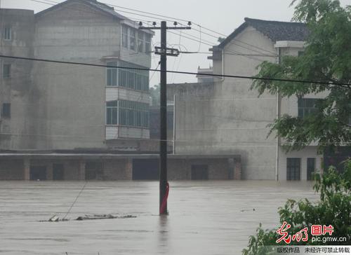 2014年5月25日，湖南省邵東縣大禾塘街道辦事處里安村群眾房屋在洪水中被淹。