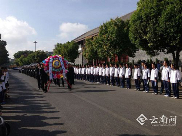 　6月12日，2014年“忠魂歸國”公益活動在云南省騰沖縣舉行。中國遠征軍在緬甸抗日陣亡將士的部分遺骸和墓地的壙兆土將被裝于24個骨灰罐，歸葬在云南省騰沖國殤墓園的中國遠征軍陣亡將士墓。此時，距離這些將士出國遠征，已過去了70馀年。圖片來源：云南網