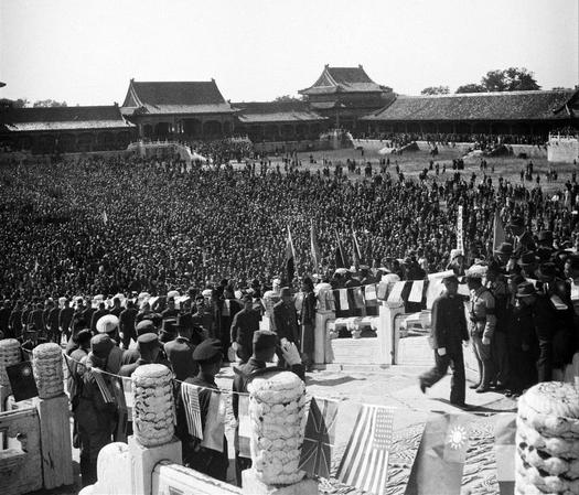 1945年10月10日，北平。中國戰(zhàn)區(qū)華北日本投降儀式在故宮太和殿舉行。日軍華北方面司令官根本博中將、中國受降主官孫連仲上將，分別簽字。當(dāng)日軍獻(xiàn)刀時(shí)，群眾山呼“中國萬歲！”簽字儀式結(jié)束后，使用之桌椅文具均移送歷史博物館收藏。