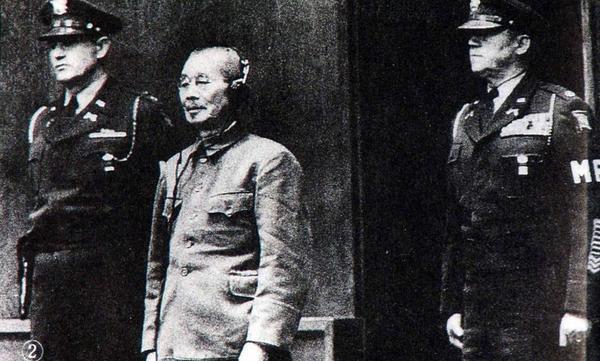 東條英機等7人的絞刑在1948年12月22日執(zhí)行，他們的尸體在火焚成灰以后，用軍艦撒到海里，任其隨風飄去，使其無蹤跡可尋。圖為接受審判時的東條英機。