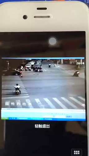 圣湖路口電動車被撞飛截圖