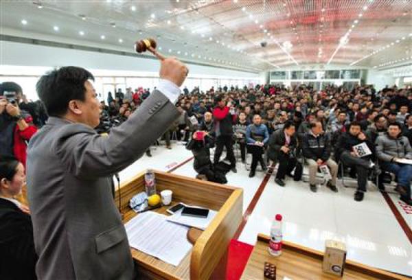 叫價 昨日，中央和國家機關公車改革取消車輛首場拍賣會在京舉行，拍賣師劉京武正在叫價。