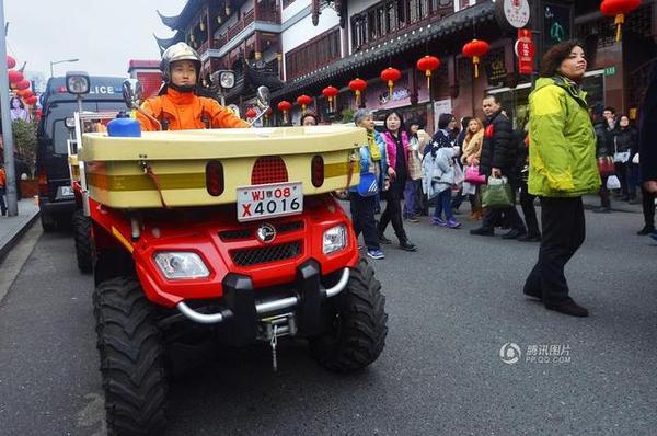 摩托消防車由1人擔任駕駛員兼戰斗員。