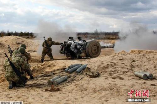 當地時間2015年3月6日，烏克蘭日托米爾附近，烏克蘭政府軍舉行軍演，士兵發射火炮跳傘秀戰力。