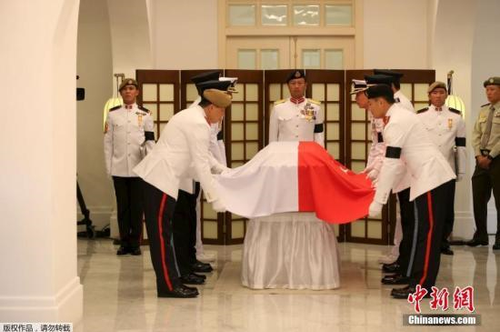 當地時間2015年3月26日，新加坡首都新加坡，李光耀遺體被安置在國會大廈，供民眾瞻仰。