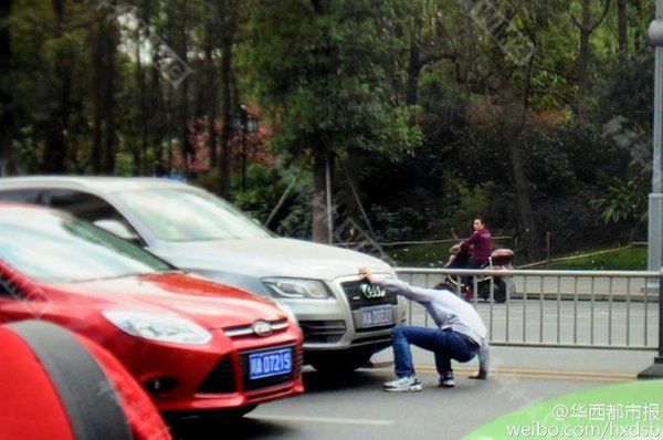 大概站了有1分鐘，男子突然側向防護欄倒下。“看到他頭都撞出血來了，但是表情很淡定。”據目擊者程先生稱，男子從頭至尾都沒有發出叫喊，也沒有跟任何人交流。“應該不是碰瓷，因為他都沒有找司機要錢。倒有點像是自殘。”