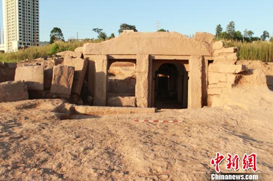 重慶市江津區白沙鎮白沙中學發現一宋代雙室古墓。重慶市文化遺產院現場考古負責人牛英彬表示，如此規模巨大、結構復雜、雕刻精美的雙室宋代古墓比較少見。圖為墓地外觀。　文化遺產院供圖　攝