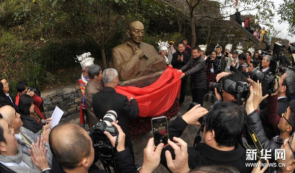 11月30日，吳清源銅像在鳳凰古城揭幕。