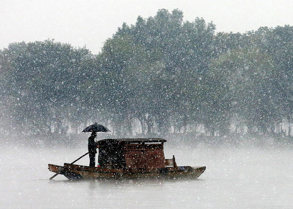 12月5日，杭州降下2015年入冬第一場雪。沒有一點點防備，杭州的初雪就洋洋灑灑地飄落了，雪越來越大，氣溫也驟降，西湖的水面上飄起層層白霧，與雪花攪在一起，如夢似幻。林云龍 視覺中國