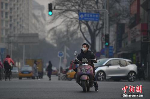 12月7日北京遭新一輪霧霾侵襲 氣象臺再次發布橙色預警。中新網記者 金碩 攝