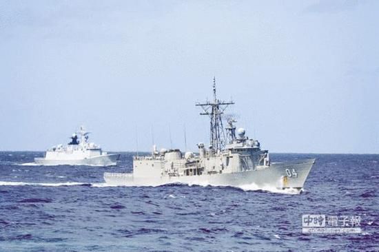 資料圖：1月1日，在澳洲以東海域，解放軍海軍益陽艦（左）和澳洲海軍達爾文號護衛艦（右）在南太平洋舉行聯合演練。