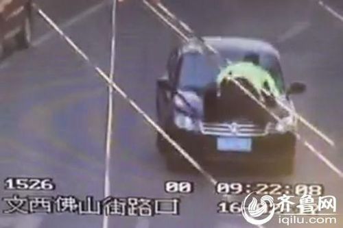 交警被套牌車頂行 畫面猶如“電影警匪片”(圖)