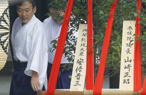 資料圖：安倍及要員向靖國(guó)神社供奉供品