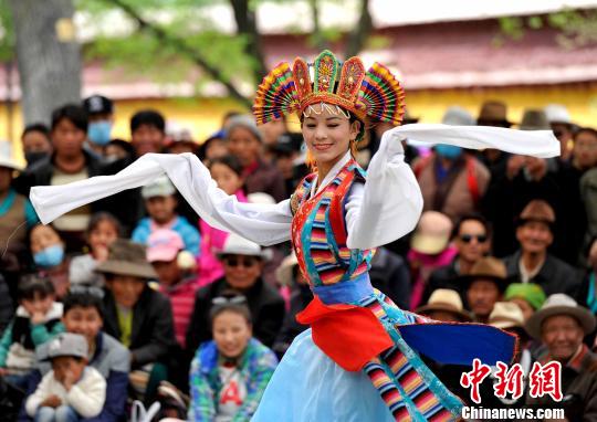 5月1日，羅布林卡公園內的藏戲表演吸引大量市民觀看。　李林 攝