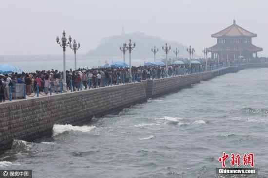 看海還是看人海？4月30日，青島棧橋的小清新氣息全無，只剩下緩慢挪動的各位盡情享受無盡的海風。 圖片來源：視覺中國