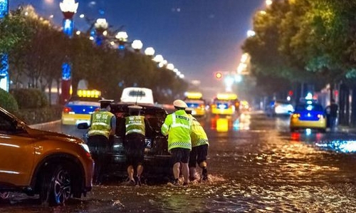 交警暴雨中指揮交通