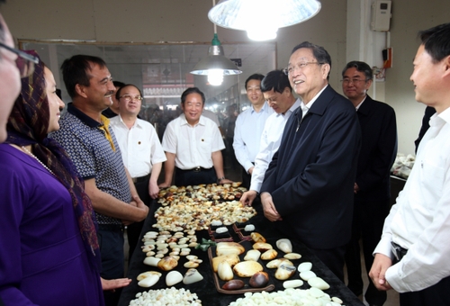 5月22日至24日，中共中央政治局常委、全國政協(xié)主席俞正聲在河南調(diào)研。這是5月22日，俞正聲在南陽市鎮(zhèn)平縣石佛寺鎮(zhèn)天下玉源市場詳細了解涉疆服務(wù)管理情況。