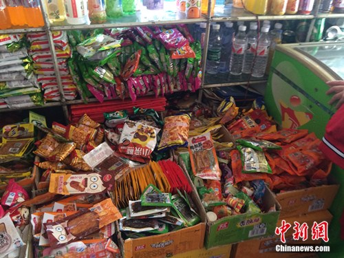 北京某學(xué)校附近超市的各種零食。<a target='_blank' href='http://www.chinanews.com/' >中新網(wǎng)</a> 邱宇 攝