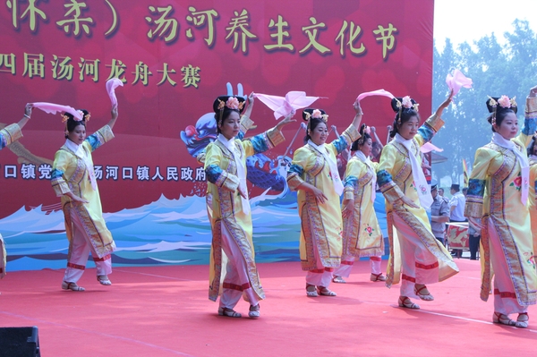 1、開幕式上湯河藝術團表演的滿族舞蹈《清風響玲》