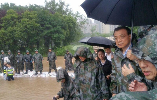 李克強冒大雨急赴武漢長江干堤管涌現場指揮搶險救災