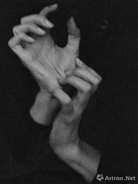 Alfred Stieglitz 《Georgia O’Keeffe （Hands） 》（1919），2006年2月在紐約蘇富比拍賣會拍得147萬美元。