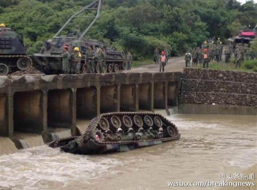 臺陸軍564旅16日在屏東操演時，一輛CM11戰車疑因雨天路滑，翻覆至5米深的網沙溪，車上5人，除駕駛逃生外，其余4人送醫搶救后不治。