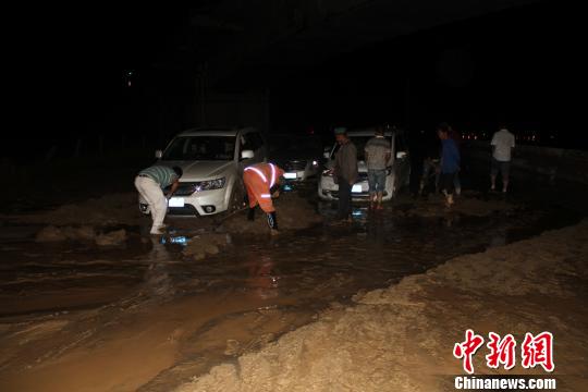 被困車主也加入到救援行動中。　汪渝 攝