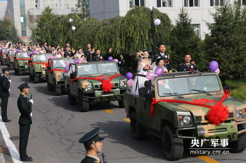 圖為婚禮車隊駛入婚禮現場。陳浩  攝