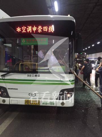 上海長江隧道內一公交車遭鋼管襲擊 司機受傷