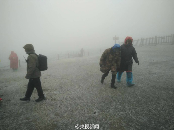 長白山下起今年入秋以來第一場雪，目前景區主峰臨時關閉