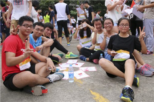  10月23日，福建師范大學(xué)，“迷馬”選手挑戰(zhàn)后在休息處合影留念，他們臉上露出挑戰(zhàn)成功的喜悅。蘇澤汗／攝