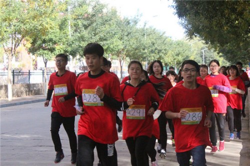  10月23日，河北民族師范學(xué)院，學(xué)院PK“迷馬”挑戰(zhàn)中，身著院服的同學(xué)們，隊(duì)形緊湊，每個(gè)人都努力奔跑。 李辰陽(yáng)／攝