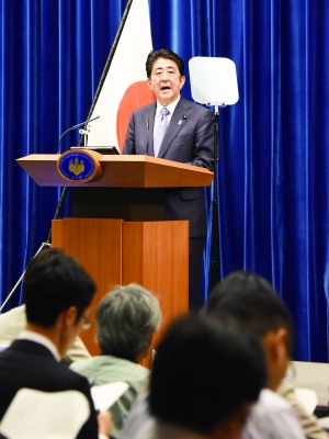 8月14日，日本首相安倍晉三向記者說明戰后70周年談話的內容與意義。新華/法新