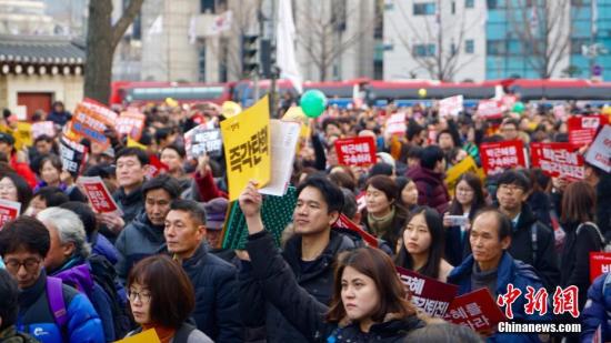 12月3日，韓國爆發“親信干政”事件后第六輪大規模集會。