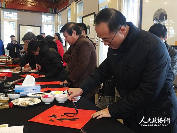 書法展現場，藝術家們揮毫為軍營書寫春聯。_副本