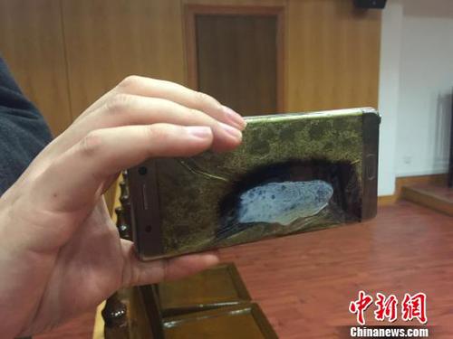 2017年2月22日，上海首起因使用三星Note7手機爆炸而訴至法院的案件在上海市金山區法院開庭。這起曾引起媒體廣泛關注的案件當庭和解，三星公司返還購機款，并按購機款三倍予以賠償。圖為發生自燃的三星NOTE7手機?！±铈?攝