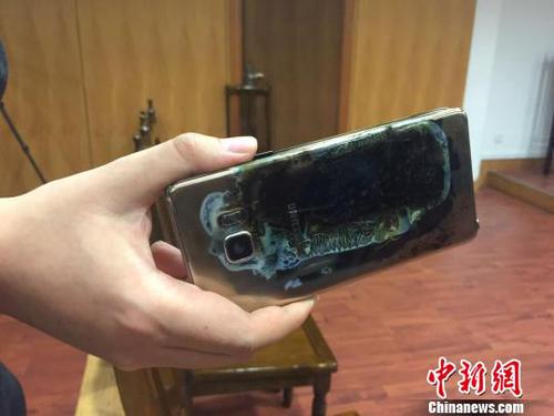 2017年2月22日，上海首起因使用三星Note7手機爆炸而訴至法院的案件在上海市金山區法院開庭。這起曾引起媒體廣泛關注的案件當庭和解，三星公司返還購機款，并按購機款三倍予以賠償。圖為原告購買的、后發生自燃的三星NOTE7手機?！±铈?攝