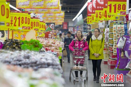 資料圖：山西太原，民眾在超市選購生活用品。　張云 攝