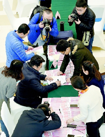 3月1日，來自河南的全國政協委員抵達北京，出席全國政協十二屆五次會議。