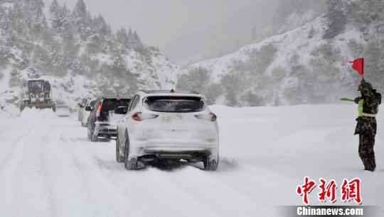 圖為武警交通第二支隊六中隊官兵在風雪現場安全員指揮車輛有序通行 王毅凱 攝