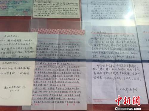 展出的部分家書。　李佳赟 攝