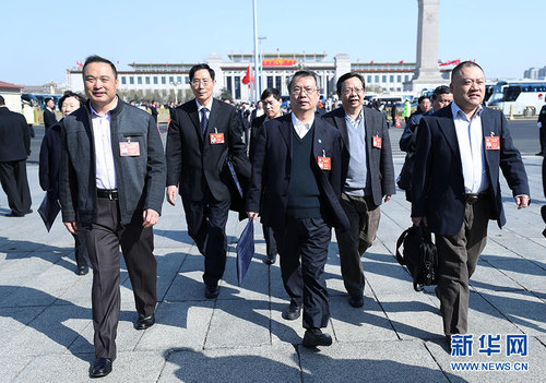 3月10日，全國政協十二屆五次會議在北京人民大會堂舉行第三次全體會議。這是委員們走向會場。新華網 翟子赫 攝2