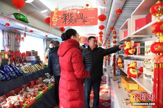 資料圖：旅客選購自己滿意的年貨產品。<a target='_blank' href='http://www.chinanews.com/'>中新社</a>記者 楊艷敏 攝