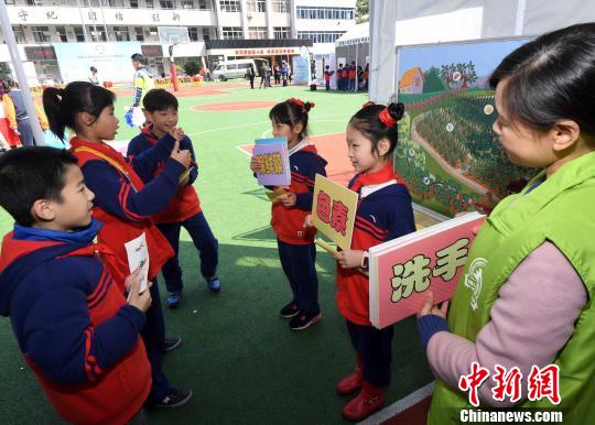 小學生在兒童食品安全移動體驗營中通過互動游戲，學會如何更健康的膳食。　記者劉可耕 攝