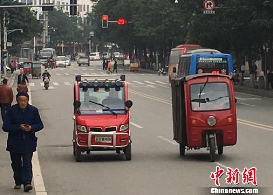 營山縣城滿街跑的的電動三四輪車。　劉忠俊 攝