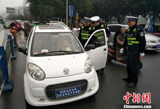 樂山交警嚴查電動三四輪車違規(guī)上路。　劉忠俊 攝