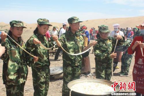 資料圖：野外拉練，學生自己做飯。　鐘欣 攝