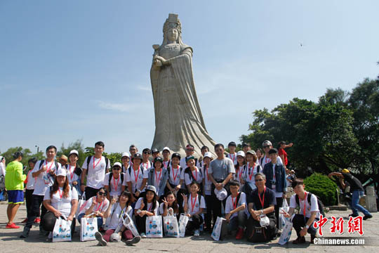 資料圖：臺灣青年參訪湄洲媽祖祖廟時合影。 <a target='_blank' href='http://www.chinanews.com/'>中新社</a>記者 陳小愿 攝